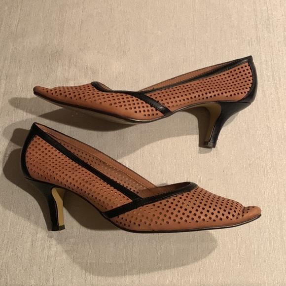 Bella Vita Genuine Leather Pumps - Picture 3 of 8